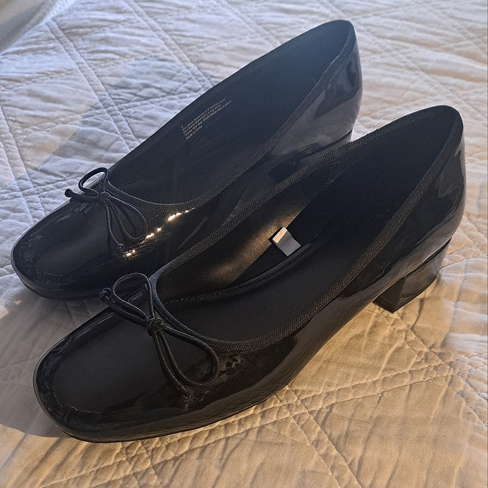 Shiny black flats with a chunky heel Size 8
